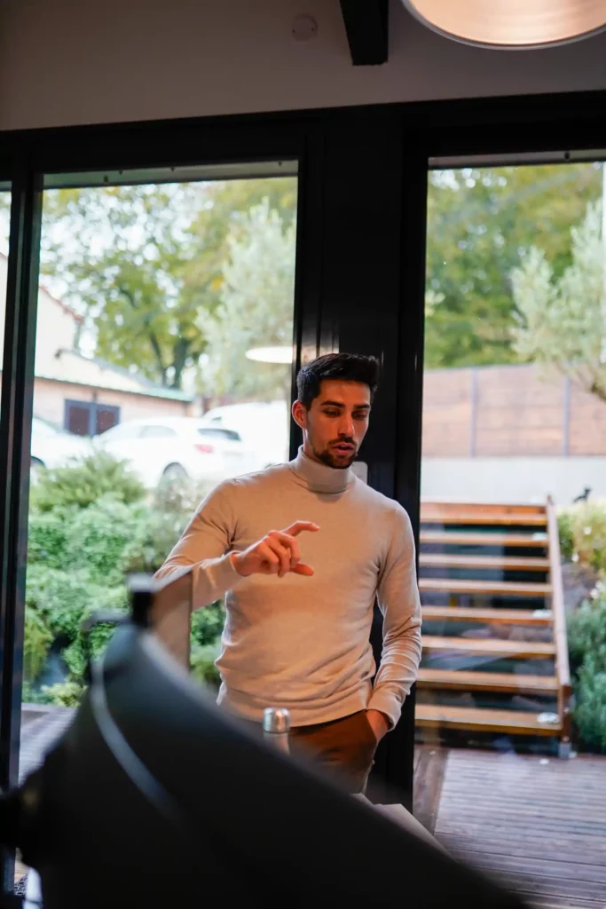 Conseiller commercial de Planète Télécoms expliquant une solution, illustrant la promesse de devis en moins de 2 heures