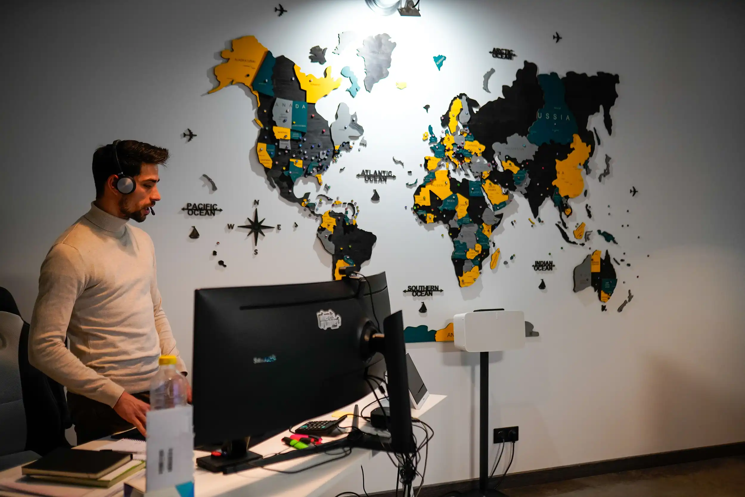 Portrait d’un commercial de Planète Télécoms, incarnant la proximité humaine de l’entreprise.