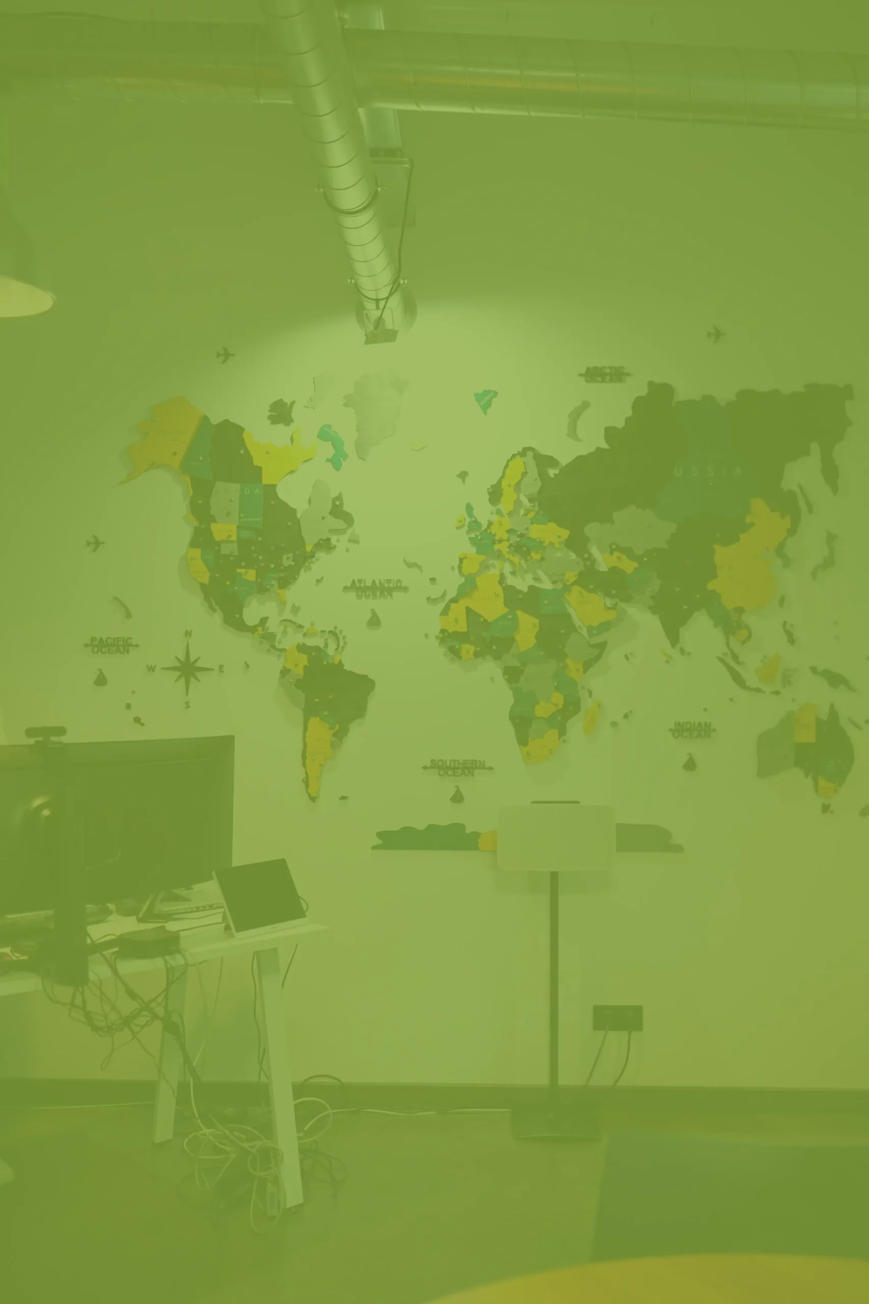 Illustration graphique montrant l’ancrage humain et international de Planète Télécoms